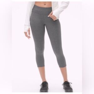 Gapfit Women’s Capri Leggings. Gray. Size Small Petite